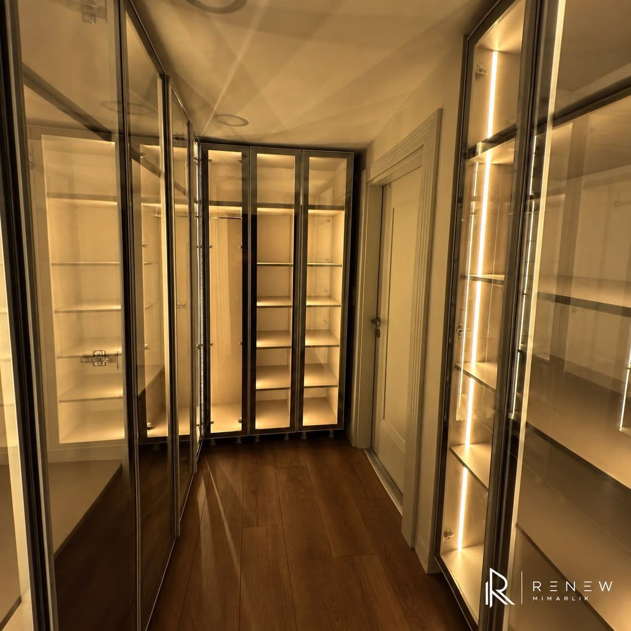 اتاق لباس با درهای شیشهای — تصویر پروژه 2